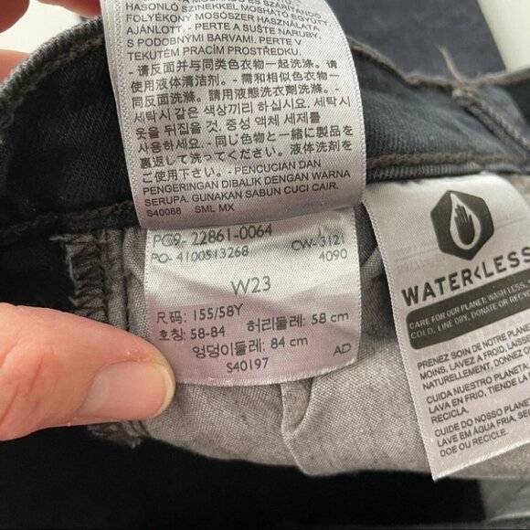 Levi’s Wedgie Fit Ankle Jeans Black Womens 23 - Picture 7 of 7